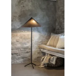 Plisado golvlampa